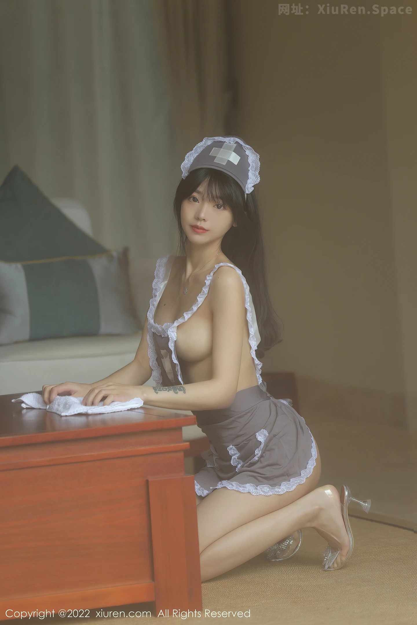 图片[2]-[XiuRen秀人网]VOL.4924 模特佘贝拉bella海南岛旅拍私房脱灰色女仆装秀完美身材诱惑写真76P-秀人网官方网站